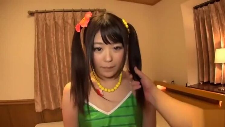 La dulce japonesa Tsugumi Mutou me está chupando la polla.