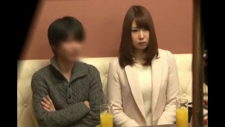 Una mujer japonesa se acuesta con otro hombre delante de su marido.