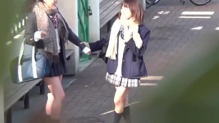 Adolescente asiático sucio orina