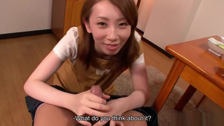 La esposa engaña a su marido mientras le practica sexo oral.