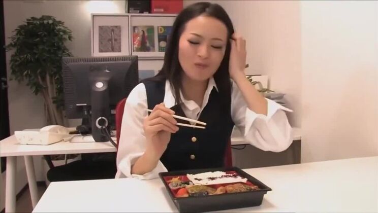 Una oficinista japonesa le chupa la polla a un empleado (Parte 1) Candidporn.com