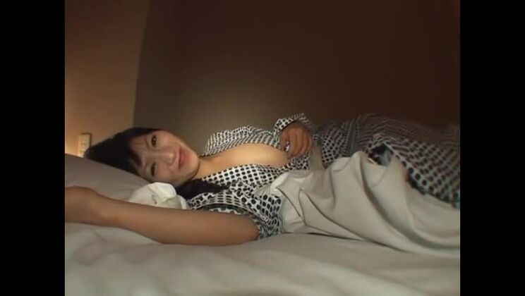 La loca zorra japonesa Akari Satsuki en una escena JAV de masturbación y sexo oral.