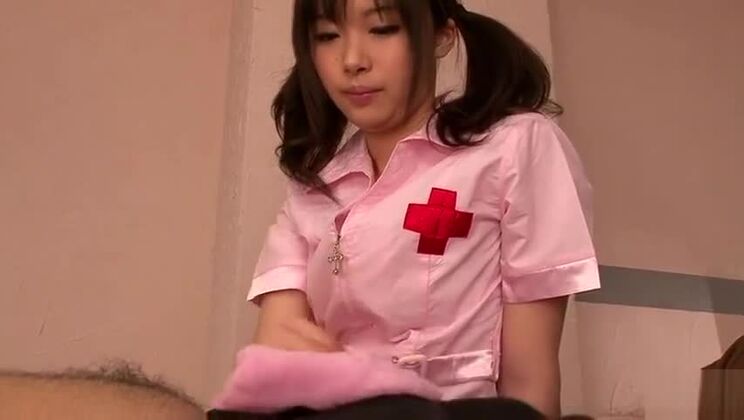 La joven oriental de pechos pequeños y atrevida, Marin Natsukaze, tiene una experiencia de cosplay XXX muy caliente.