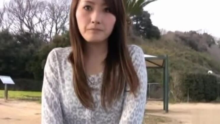 Una chica guapa y cachonda en medias provocando y siendo follada duramente.