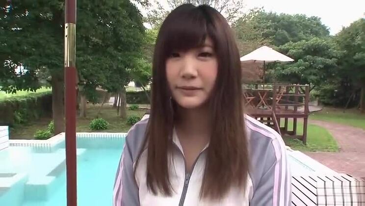 La seductora adolescente asiática Natsu Hirasawa protagoniza un hermoso vídeo sexual con penetración digital.