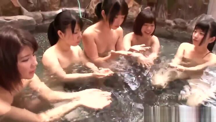 Mujeres japonesas bañándose al aire libre disfrutando del pene