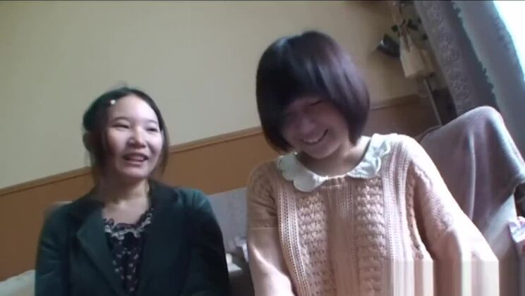 Dedos de adolescente asiática coño