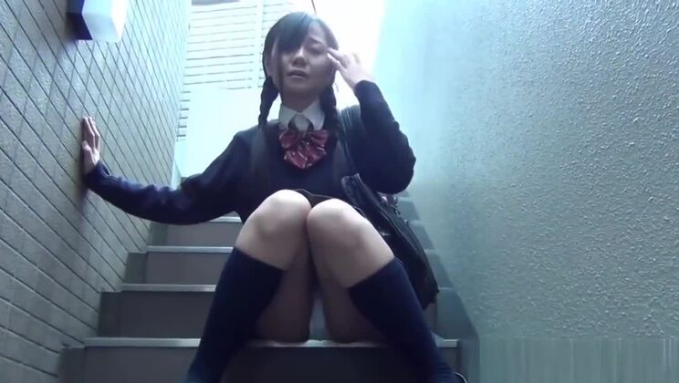 Adolescentes mostrando sus faldas levantadas