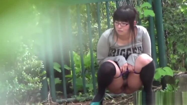 Japonesa espiada orinando