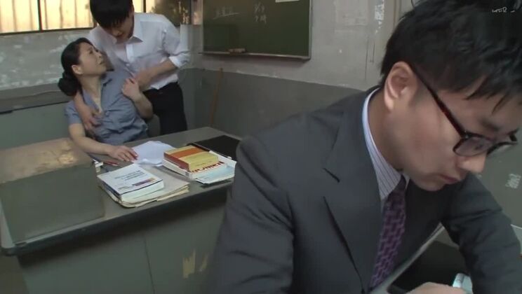 Profesora madura en medias masturbándose con eyaculación interna en la oficina