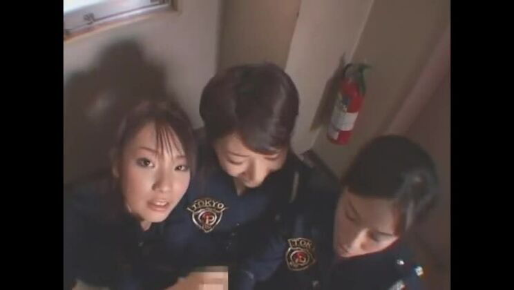 Chicas japonesas exóticas Ako Ohoshi, Mihuyu Endoh, Hinata Kawai en una película pornográfica JAV de sexo grupal con perspectiva en primera persona.