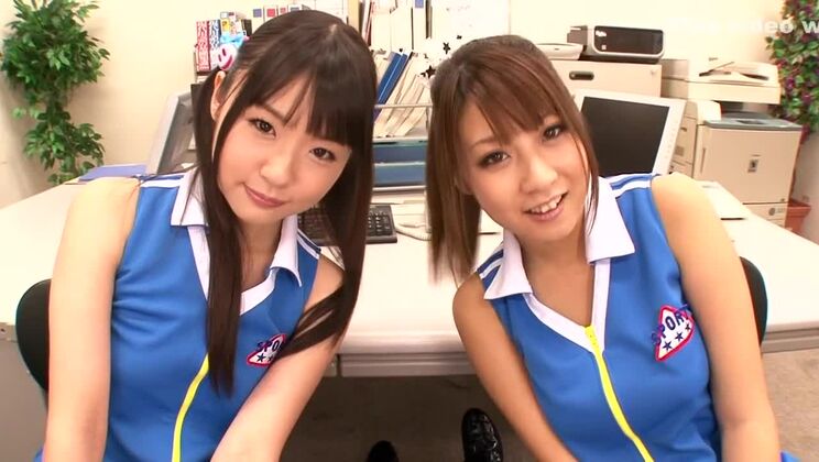 La alocada chica japonesa Hitomi Kitagawa en la mejor película JAV censurada de fetiches y universitaria.