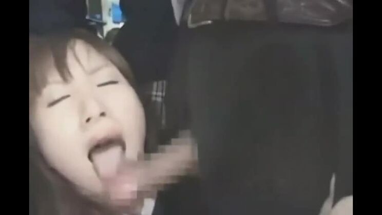 ¡Se hace una mamada en público en un autobús y se corre sobre un pasajero!