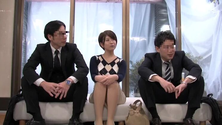 Fabulosa modelo japonesa en Incredible MILF, película JAV en HD.