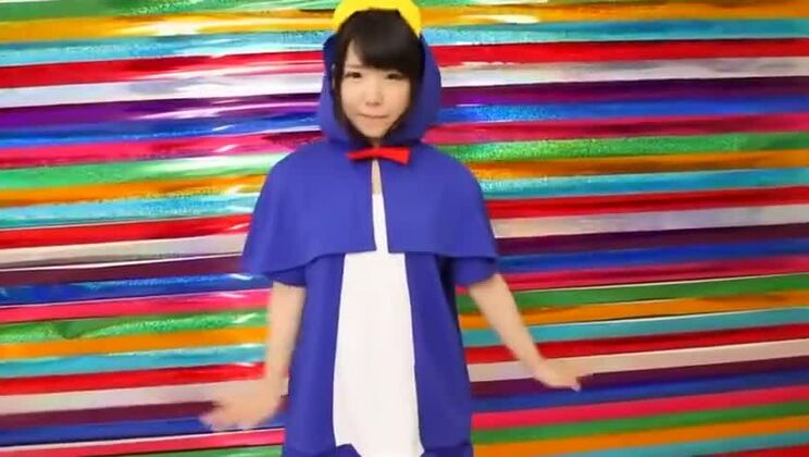 Una hermosa zorra asiática pide una eyaculación facial.