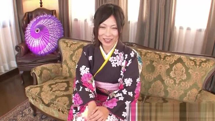 Una geisha japonesa es atada y juega con ella.