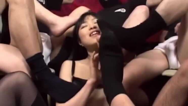 A ella le gusta el olor de los calcetines apestosos.