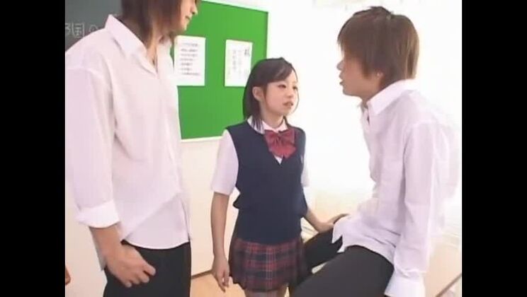 La exótica chica japonesa Hazuki Okita en medias sexys, película JAV de cunnilingus