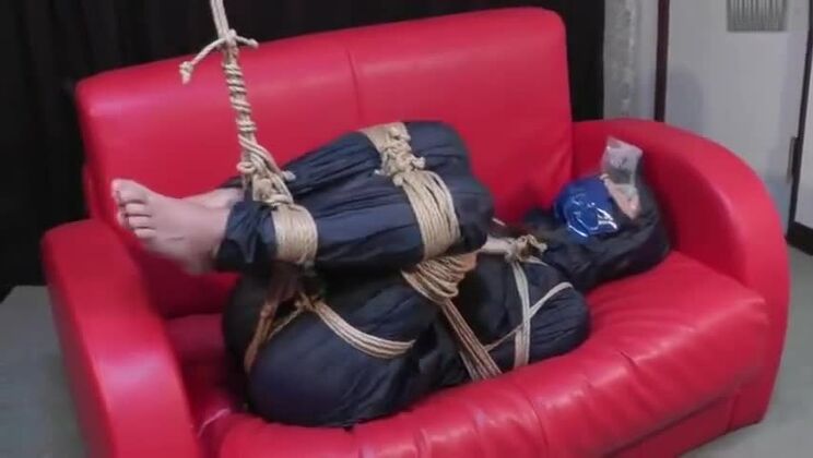 Chica asiática atada con ropa impermeable