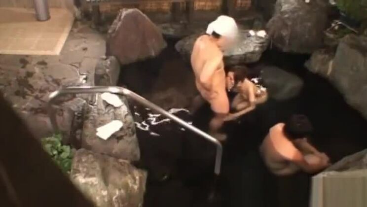 La hermosa y tetona Julia chupa polla parte 4