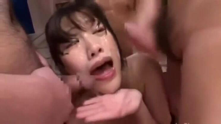 Una chica japonesa recibe bukkake 6