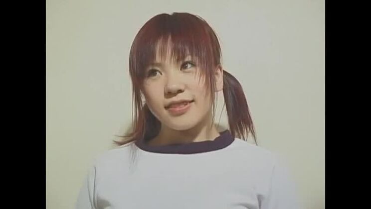 La exótica chica japonesa Yui Tomoe en una escena JAV cachonda