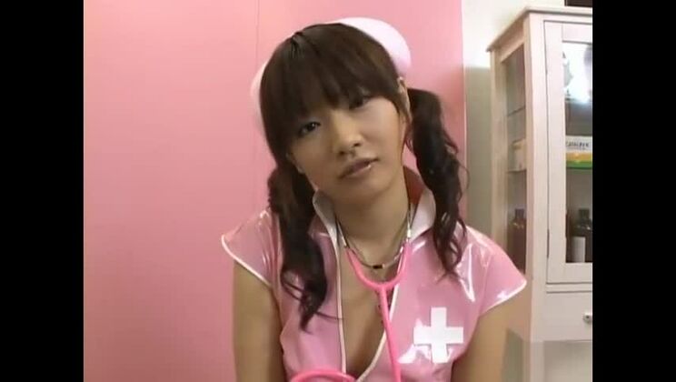 Akane Ohzora, una enfermera asiática muy sexy, recibe una follada anal.