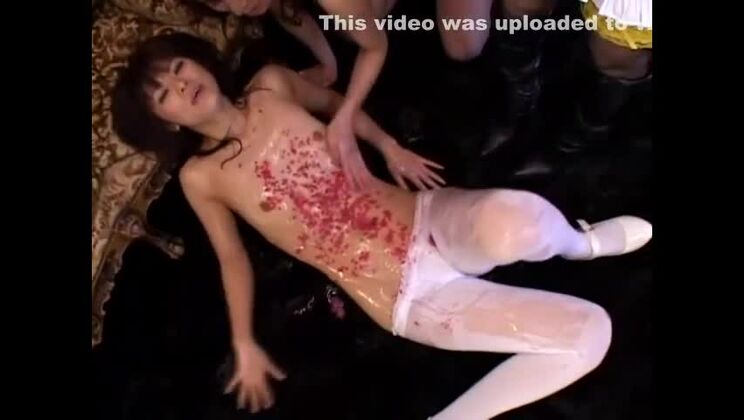 La loca prostituta japonesa Erin Tohno, Rei Kitajima, Rimu Himeno en un increíble clip JAV de masturbación y lencería.