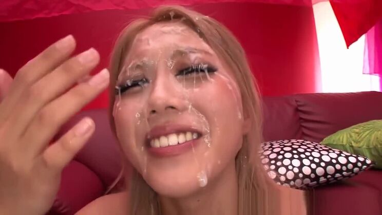 Arisa Takimoto, una rubia asiática sexy, en una escena porno de bukkake.