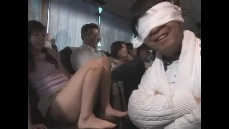 Las mejores chicas japonesas Miki Kanzaki, Chisato Shouda y Riri Kouda en una escena de sexo grupal erótico en un vídeo JAV público.