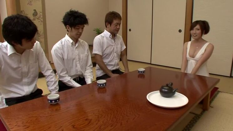 La puta japonesa más sexy en Incredible Teens, escena de sexo oral JAV