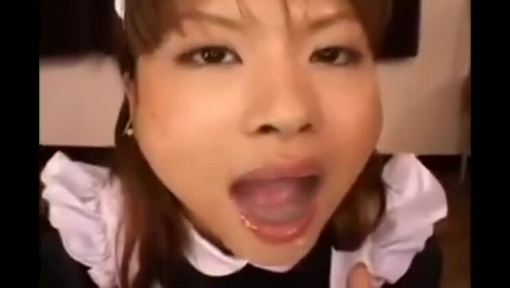 La criada japonesa se lo bebe
