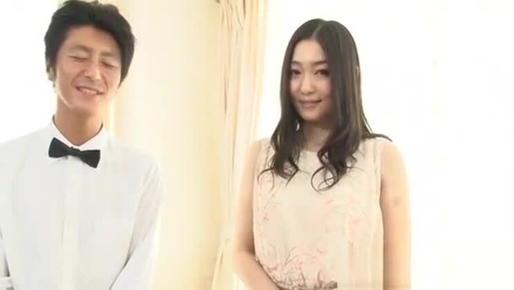 Monja asiática se vuelve loca con coño peludo