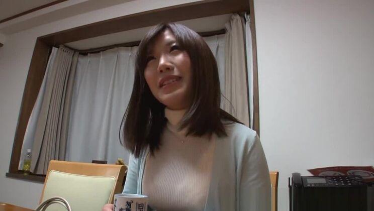 La atractiva MILF Saki Mizumi es una ama de casa muy cachonda.