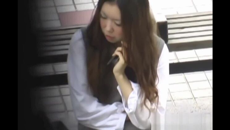 Adolescente japonesa orina a chorros