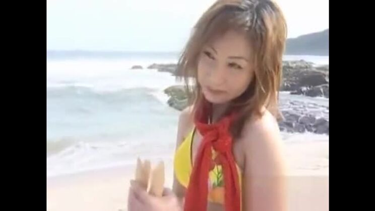 La lujuriosa y dulce Mami se excita con una gran bayoneta de carne.