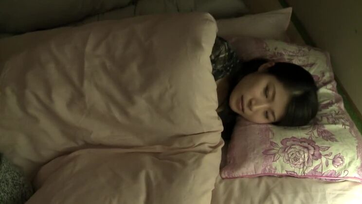 La mejor modelo japonesa en el vídeo JAV de masturbación femenina en solitario más caliente.