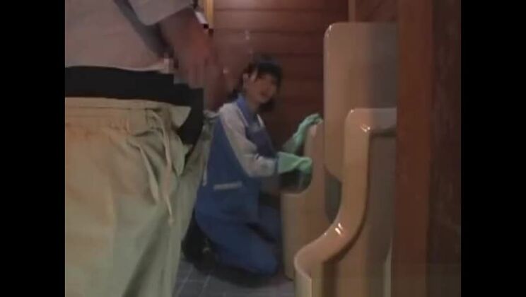 Un trabajador de mantenimiento asiático real camina (parte 1)