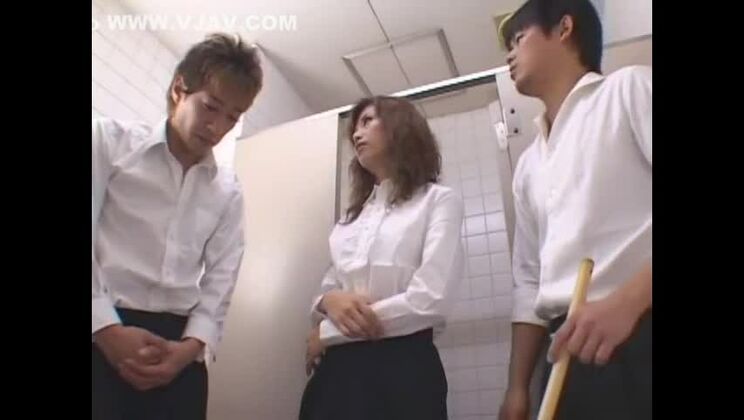 La increíble puta japonesa Anna Akizuki en la mejor escena de tríos JAV