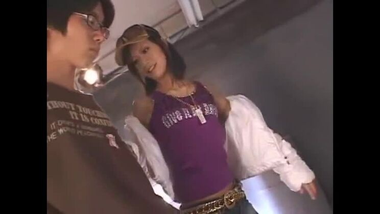 La mejor modelo japonesa en un increíble vídeo JAV de fetiches y masturbación.