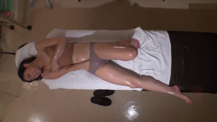 Su coño empapado está en llamas, así que se está corriendo.