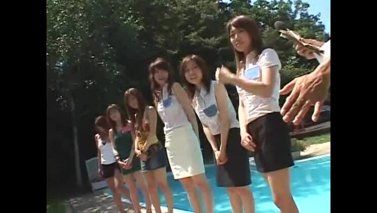 Modelo japonesa cachonda en un fabuloso vídeo JAV lésbico/rezubiano en público.