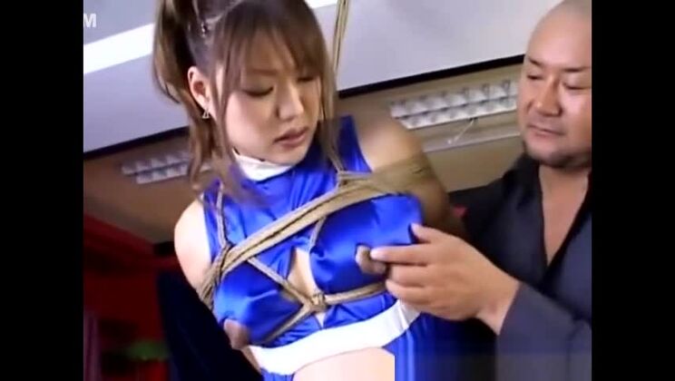 Mujer asiática embarazada es ordeñada y atada