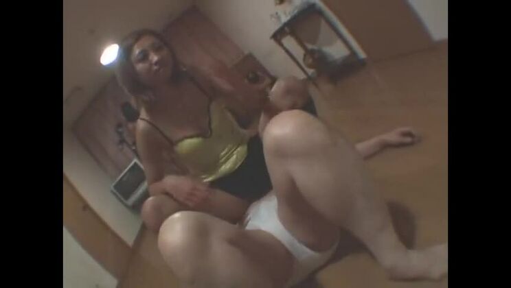 Increíble vídeo pornográfico japonés censurado con las chicas japonesas más sexys.