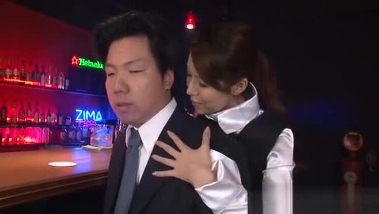 La asiática apretada se da placer a sí misma