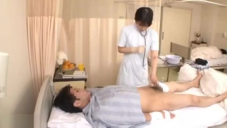 Enfermera japonesa haciendo una mamada - P02