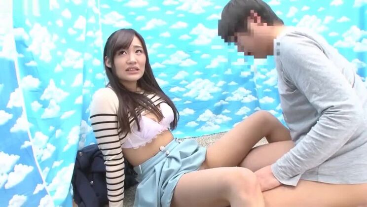 Una dulce japonesa es follada por un virgen a cambio de dinero.