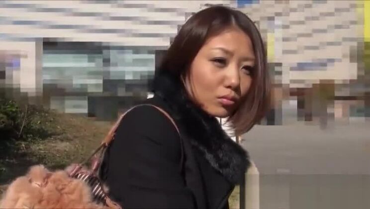 Serina Hayakawa recibiendo un masaje en los pies.