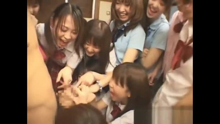 Modelo AV japonesa y otras chicas folladas