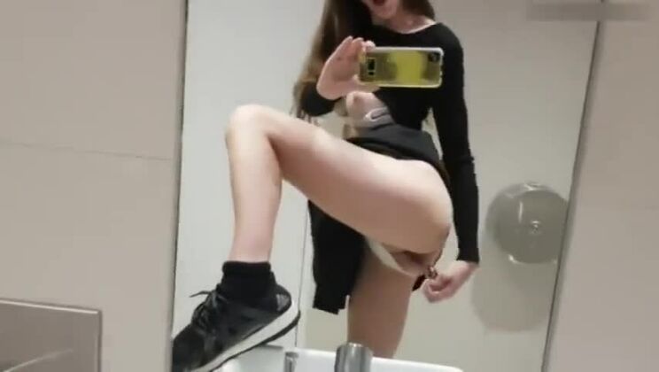 Masturbación EN BAÑO PÚBLICO